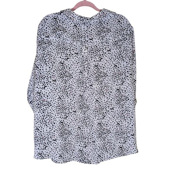 Torrid Harper Georgette White Black/Red Stars 3/4 Sleeve V-neck Top 3X - Picture 2 of 8